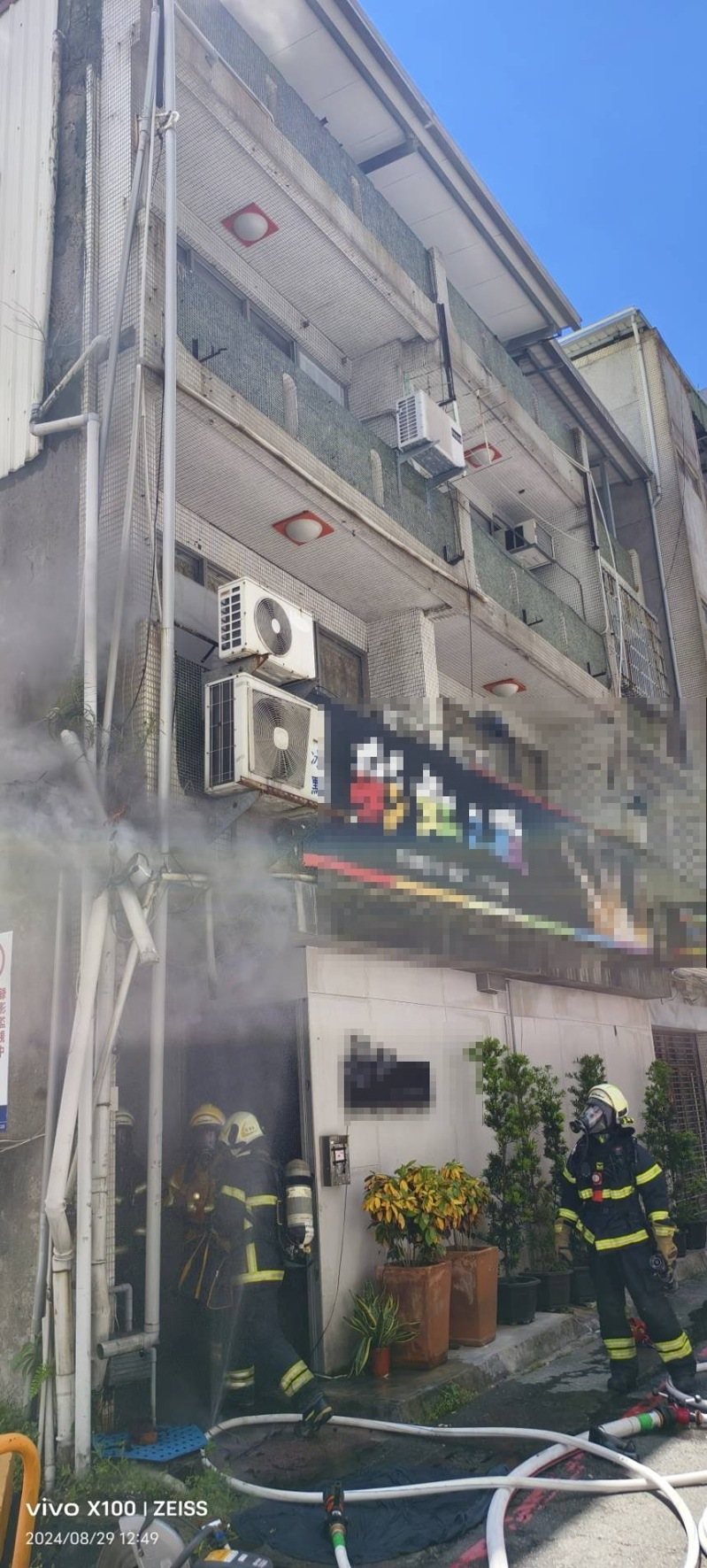 警消在起火公寓2樓救出3名女子。記者張議晨／翻攝