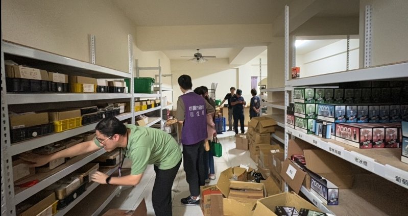 桃園衛生局與警方聯手查獲電子菸製造廠。圖／衛生局提供