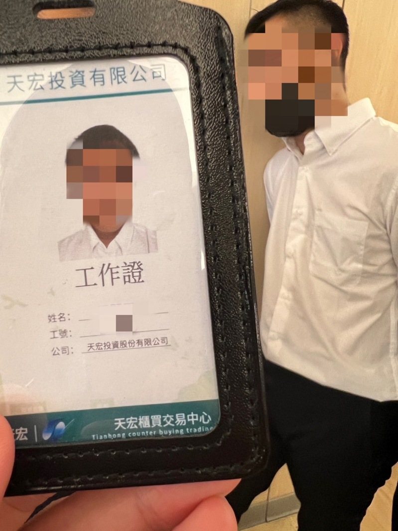 詐團車手鄭姓男子前天在新北市一間超商列印疑似詐騙用合約書及存款憑證等文件,為新北市休假員警當場識破會同轄區派出所員警當場逮人,警詢後昨依法送辦。記者王長鼎/翻攝 詐團車手鄭姓男子前天在新北市一間超商列印疑似詐騙用合約書及存款憑證等文件,為新北市休假員警當場識破會同轄區派出所員警當場逮人,警詢後昨依法送辦。記者王長鼎/翻攝