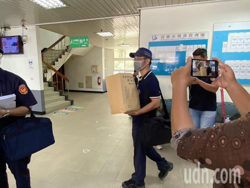 高雄方姓女子全裸陳屍在旅館浴缸，顏姓男友疑涉有重嫌，檢警今午相驗遺體查死因，警方將命案現場採證的證物帶到殯儀館提供給檢方。記者石秀華／攝影