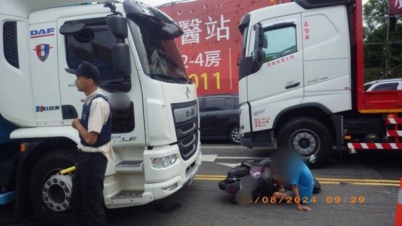 桃園市八德區昨上午一名男騎士穿越車陣中欲跨越雙黃線迴轉，結果遭後方大貨車撞上受傷。記者周嘉茹／翻攝