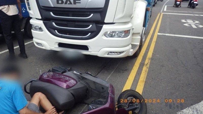 27歲陳姓男子駕駛大貨車疑視線死角，不慎撞上欲跨越雙黃線迴轉的張姓騎士，造成張男倒地遭推行並腿部受傷。記者周嘉茹／翻攝