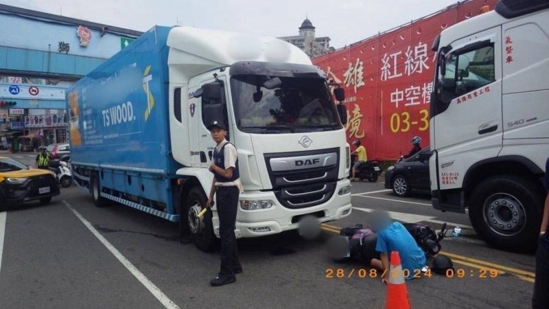 桃園市八德區昨上午一名男騎士穿越車陣中欲跨越雙黃線迴轉，結果遭後方大貨車撞上受傷。記者周嘉茹／翻攝