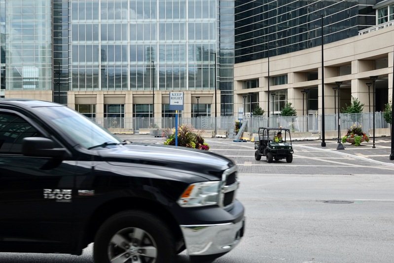 民主黨全代會場館之一麥克米克展覽中心（McCormick Place）附近有連綿圍籬管制維安。記者張文馨／攝影