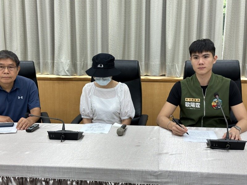當事媽媽在議員陪同下含淚控訴托嬰中心業者避重就輕。記者巫鴻瑋/攝影 當事媽媽在議員陪同下含淚控訴托嬰中心業者避重就輕。記者巫鴻瑋/攝影
