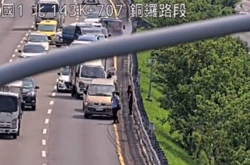 現場事故原有3輛車在內線車道發生追撞意外,後方車流逐漸降速回堵,約5分鐘後,1輛貨車煞車不及猛烈追撞,前後共造成8輛車因碰撞毀損,幸未釀出人員傷亡。圖/翻攝國道即時路況影像 現場事故原有3輛車在內線車道發生追撞意外,後方車流逐漸降速回堵,約5分鐘後,1輛貨車煞車不及猛烈追撞,前後共造成8輛車因碰撞毀損,幸未釀出人員傷亡。圖/翻攝國道即時路況影像