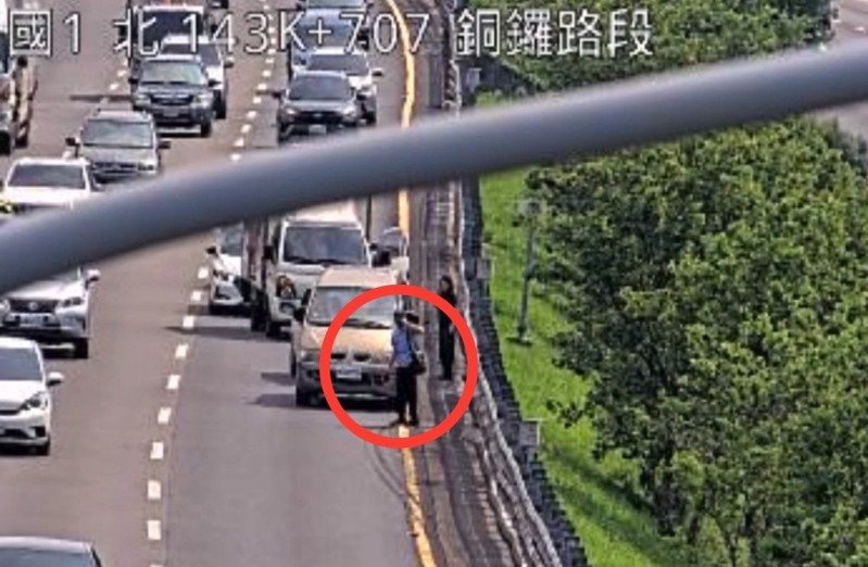 拖吊過程中,有1輛廂型車男駕駛疑似外籍移工,他先是站在車頭前方持續使用手機通話,隨後竟橫越到對向南下車道路肩,跳下護欄離開,目前警方還在查緝中。圖/翻攝國道即時路況影像 拖吊過程中,有1輛廂型車男駕駛疑似外籍移工,他先是站在車頭前方持續使用手機通話,隨後竟橫越到對向南下車道路肩,跳下護欄離開,目前警方還在查緝中。圖/翻攝國道即時路況影像
