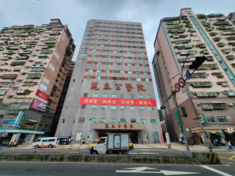 新北市三峽區一所大學今天下午2時許一名年約20歲女大生墜樓,倒臥地面失去生命跡象,校方立即通報119將傷者送往鄰近的恩主公醫院。本報資料照片 新北市三峽區一所大學今天下午2時許一名年約20歲女大生墜樓,倒臥地面失去生命跡象,校方立即通報119將傷者送往鄰近的恩主公醫院。本報資料照片