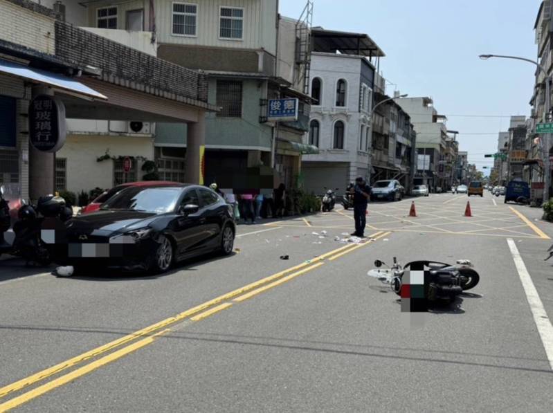 宜蘭市健康路3段及國榮路的機車、轎車交叉撞車禍,造成87歲吳姓老翁遭撞擊後噴飛,送醫不治,驚悚畫面被監視器拍下。圖/警方提供 宜蘭市健康路3段及國榮路的機車、轎車交叉撞車禍,造成87歲吳姓老翁遭撞擊後噴飛,送醫不治,驚悚畫面被監視器拍下。圖/警方提供