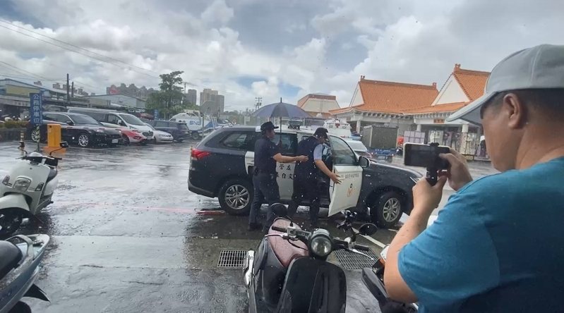 橋頭地檢署今上午將陳昫豪的遺體送CT掃描,並解剖相驗;據悉,陳男死因為腹腔內大出血致死;圖為檢察官李侃穎在相驗完陳的遺體後搭警車離去。記者石秀華/攝影 橋頭地檢署今上午將陳昫豪的遺體送CT掃描,並解剖相驗;據悉,陳男死因為腹腔內大出血致死;圖為檢察官李侃穎在相驗完陳的遺體後搭警車離去。記者石秀華/攝影