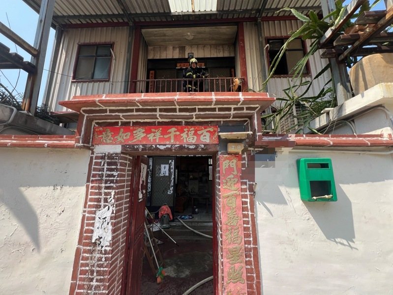 位於金城鎮許允選洋樓後方的一間民宅,今天下午傳出失火,好在消防局據報迅速出動,將火勢及時撲滅。圖/ 民眾提供 位於金城鎮許允選洋樓後方的一間民宅,今天下午傳出失火,好在消防局據報迅速出動,將火勢及時撲滅。圖/ 民眾提供
