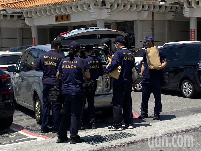 高雄方姓女子全裸陳屍在旅館浴缸,顏姓男友疑涉有重嫌,檢警今午相驗遺體查死因,警方將命案現場採證的證物帶到殯儀館提供給檢方。記者石秀華/攝影 高雄方姓女子全裸陳屍在旅館浴缸,顏姓男友疑涉有重嫌,檢警今午相驗遺體查死因,警方將命案現場採證的證物帶到殯儀館提供給檢方。記者石秀華/攝影