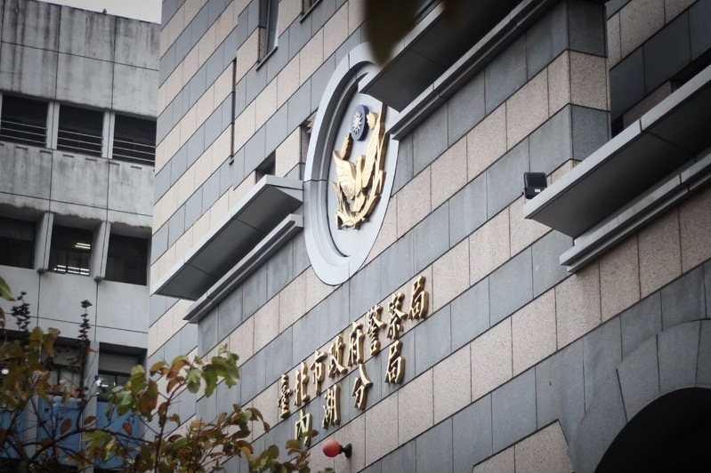 轄區內湖分局警方介入調查老翁落水原因。記者李隆揆／攝影