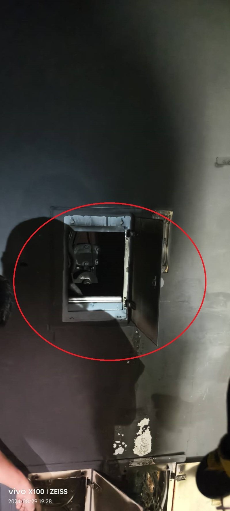 位於高雄市苓雅區大順三路環球影城3樓變電箱今晚7時4分許突冒煙(如圖),看電影觀眾緊急疏散,所幸消防員抵達現場時,員工已自行撲滅。記者石秀華/翻攝 位於高雄市苓雅區大順三路環球影城3樓變電箱今晚7時4分許突冒煙(如圖),看電影觀眾緊急疏散,所幸消防員抵達現場時,員工已自行撲滅。記者石秀華/翻攝