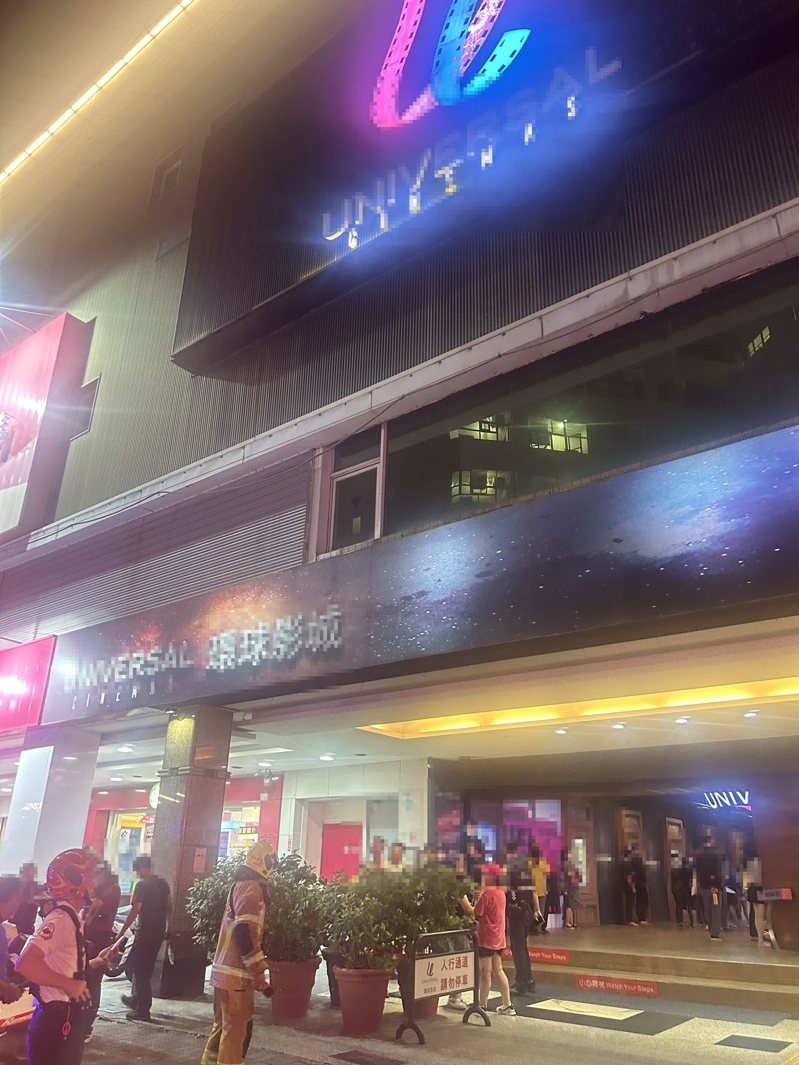 位於高雄市苓雅區大順三路環球影城3樓變電箱今晚7時4分許突冒煙,看電影觀眾緊急疏散,所幸消防員抵達現場時,員工已自行撲滅。記者石秀華/翻攝 位於高雄市苓雅區大順三路環球影城3樓變電箱今晚7時4分許突冒煙,看電影觀眾緊急疏散,所幸消防員抵達現場時,員工已自行撲滅。記者石秀華/翻攝