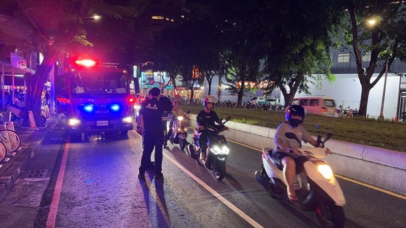 位於高雄市苓雅區大順三路環球影城3樓變電箱今晚7時4分許突冒煙,看電影觀眾緊急疏散,所幸消防員抵達現場時,員工已自行撲滅;警方在現場指揮交通。記者石秀華/翻攝 位於高雄市苓雅區大順三路環球影城3樓變電箱今晚7時4分許突冒煙,看電影觀眾緊急疏散,所幸消防員抵達現場時,員工已自行撲滅;警方在現場指揮交通。記者石秀華/翻攝