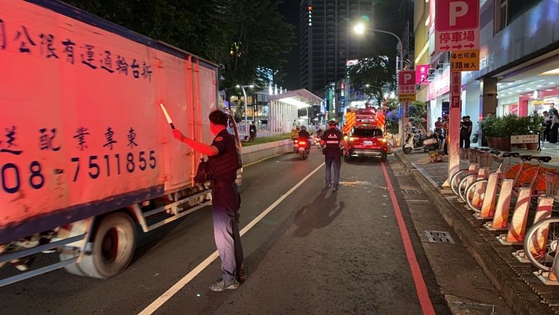 位於高雄市苓雅區大順三路環球影城3樓變電箱今晚7時4分許突冒煙,看電影觀眾緊急疏散,所幸消防員抵達現場時,員工已自行撲滅;警方在現場指揮交通。記者石秀華/翻攝 位於高雄市苓雅區大順三路環球影城3樓變電箱今晚7時4分許突冒煙,看電影觀眾緊急疏散,所幸消防員抵達現場時,員工已自行撲滅;警方在現場指揮交通。記者石秀華/翻攝