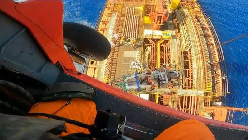 巴拿馬籍油輪「Marina Aman」昨天在鵝鑾鼻外海傳出意外，造成二死一傷。圖為空勤總隊直升機前往吊掛搶救。記者張議晨／翻攝