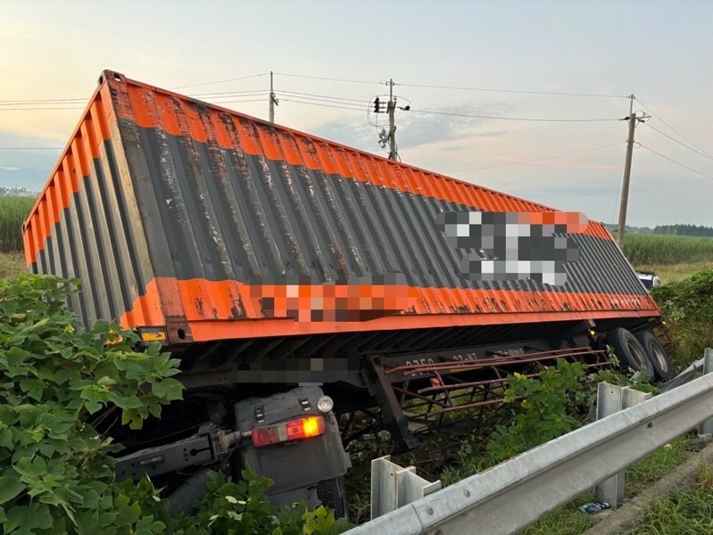 國道1號嘉義路段今晨3點多有輛半聯結車失控撞護欄,衝下邊坡駕駛輕傷送醫。圖/警方提供 國道1號嘉義路段今晨3點多有輛半聯結車失控撞護欄,衝下邊坡駕駛輕傷送醫。圖/警方提供