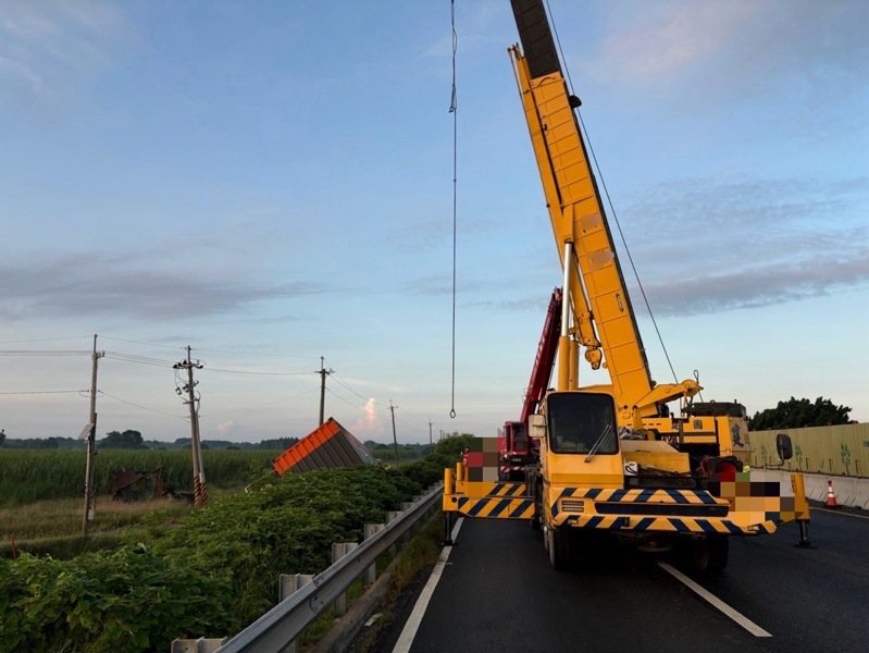 國道1號嘉義路段今晨3點多有輛半聯結車失控撞護欄,衝下邊坡駕駛輕傷送醫。圖/警方提供 國道1號嘉義路段今晨3點多有輛半聯結車失控撞護欄,衝下邊坡駕駛輕傷送醫。圖/警方提供