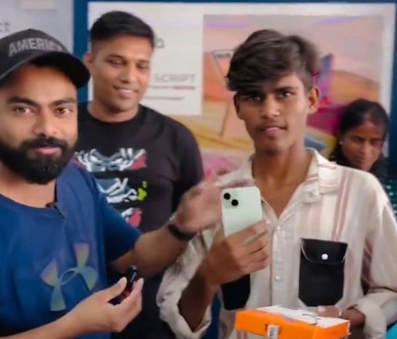 印度有少年絕食3天，以強迫母親為其購買iPhone手機。圖／擷取自X「AbhishekSay」