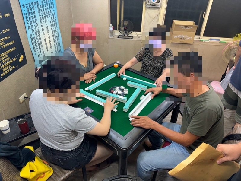 新北市中和區一間棋牌社涉賭博，員警喬裝扮賭客蒐證確認，日前持搜索票逮8人依法送辦。記者王長鼎／翻攝