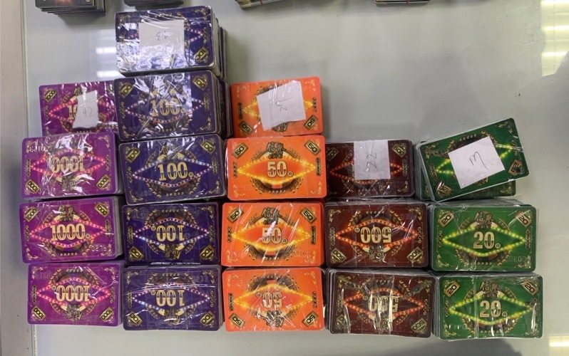 新北市中和區一間棋牌社涉賭博，員警喬裝扮賭客蒐證確認，日前持搜索票逮8人，查扣點數卡、記帳本、積分卡、競技卷等相關證物，警詢後依法送辦。記者王長鼎／翻攝
