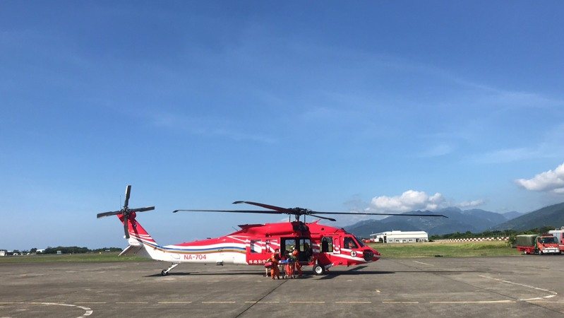 空勤總隊台東第三大隊第三隊，昨天晚間9點才完成蘭嶼1名4歲男童溺水後送任務，隨即深夜11點40分接獲任務載運30歲車禍腦創傷男性患者，直到今天1點順利降落豐年機場完成任務，趟後送任務都是編號NA-704號的黑鷹執行，讓蘭嶼民眾讚「空中守護天使」。圖／空勤總隊提供