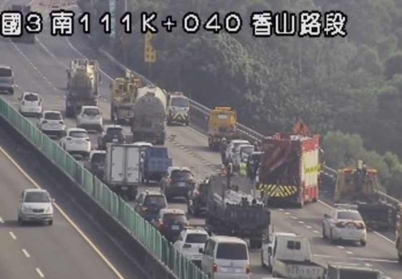 今天上午7點半左,國3號北上香山交流道前6車連環撞,有4人受傷送醫,事故也造成後方車流回堵2公里。圖/翻攝國道1968即時影像 今天上午7點半左,國3號北上香山交流道前6車連環撞,有4人受傷送醫,事故也造成後方車流回堵2公里。圖/翻攝國道1968即時影像