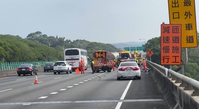 今天上午7點半左,國3號北上香山交流道前6車連環撞,有4人受傷送醫,確切肇事原因及肇責還要調查釐清。圖/民眾提供 今天上午7點半左,國3號北上香山交流道前6車連環撞,有4人受傷送醫,確切肇事原因及肇責還要調查釐清。圖/民眾提供