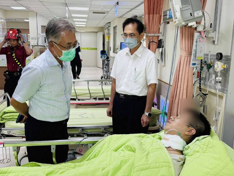 高雄市消防局長王志平(左)今天到醫院,探望滅火受傷的隊員葉沛祥。記者林保光/翻攝 高雄市消防局長王志平(左)今天到醫院,探望滅火受傷的隊員葉沛祥。記者林保光/翻攝