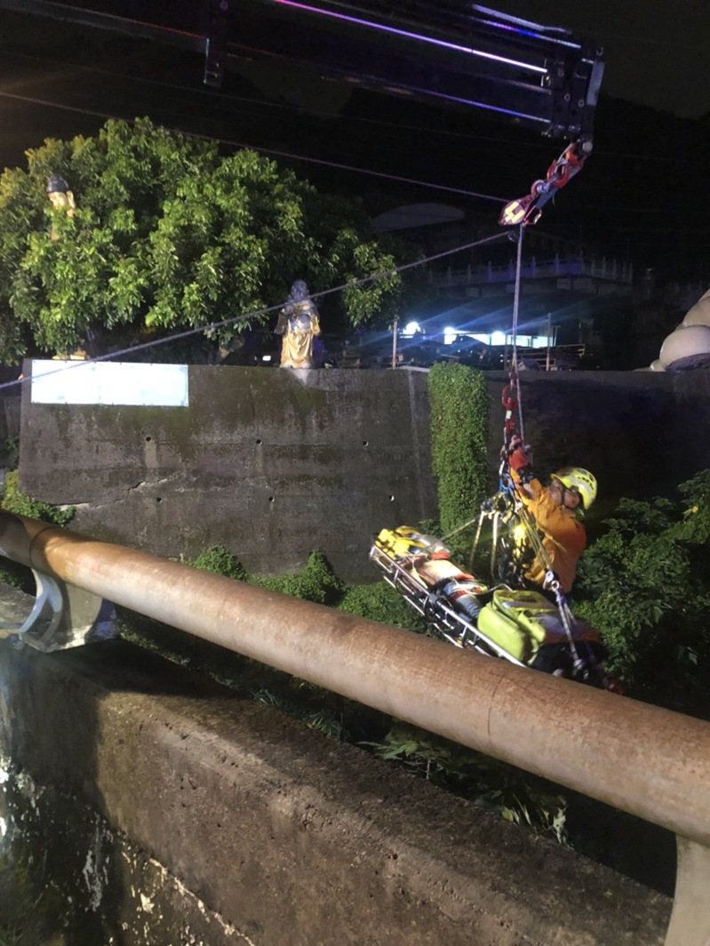 22歲洪姓男子今天凌晨騎車摔落太平區長龍路二段中埔二號橋下深谷,消防人員獲報到場救起。記者趙容萱/翻攝 22歲洪姓男子今天凌晨騎車摔落太平區長龍路二段中埔二號橋下深谷,消防人員獲報到場救起。記者趙容萱/翻攝