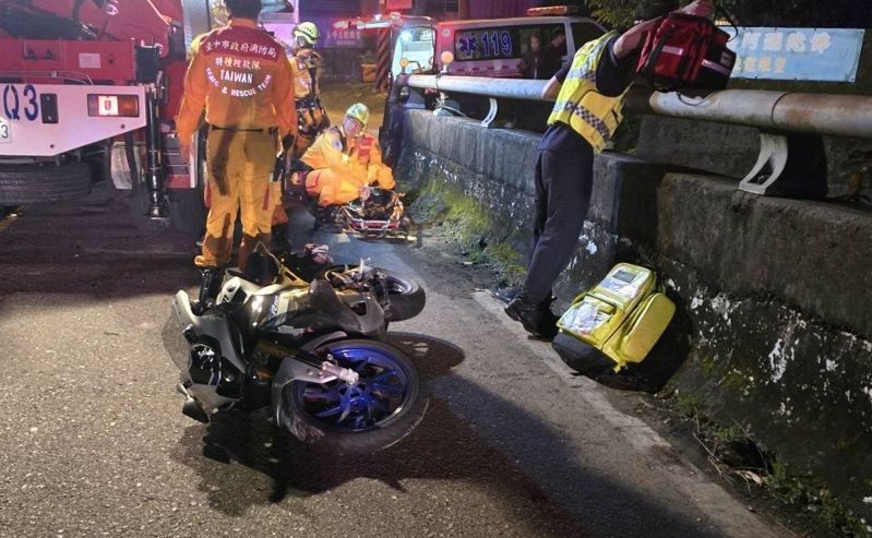 22歲洪姓男子今天凌晨騎車摔落太平區長龍路二段中埔二號橋下深谷,消防人員獲報到場救起。記者趙容萱/翻攝 22歲洪姓男子今天凌晨騎車摔落太平區長龍路二段中埔二號橋下深谷,消防人員獲報到場救起。記者趙容萱/翻攝