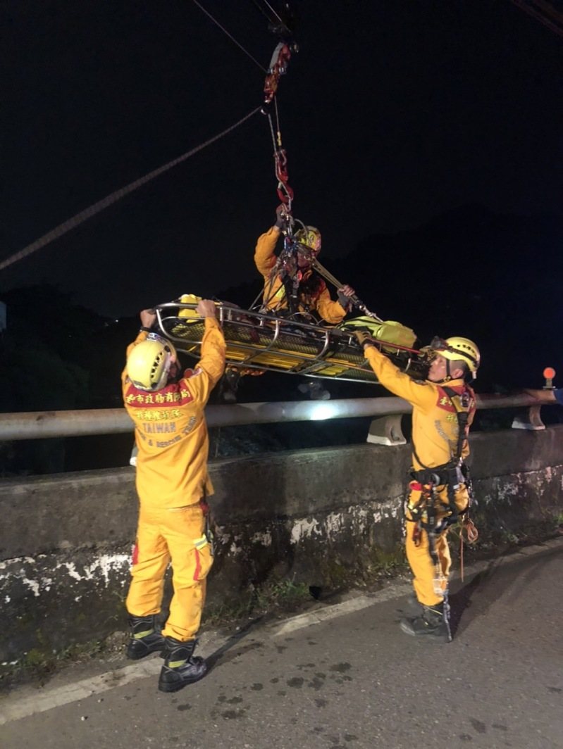 22歲洪姓男子今天凌晨騎車摔落太平區長龍路二段中埔二號橋下深谷,消防人員獲報到場救起。記者趙容萱/翻攝 22歲洪姓男子今天凌晨騎車摔落太平區長龍路二段中埔二號橋下深谷,消防人員獲報到場救起。記者趙容萱/翻攝