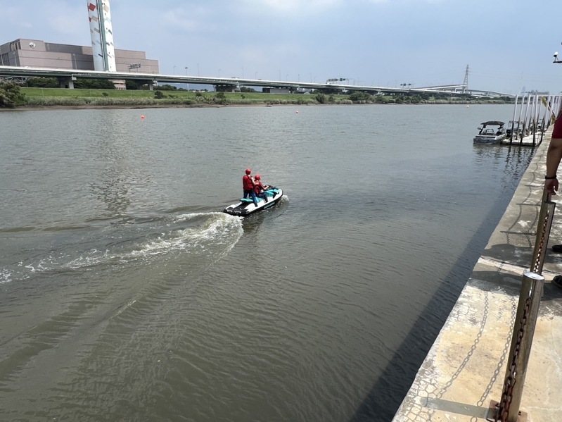 警消今持續搜救,將出動2艘快艇在關渡大橋至雙溪碼頭一帶搜索。記者李隆揆/翻攝 警消今持續搜救,將出動2艘快艇在關渡大橋至雙溪碼頭一帶搜索。記者李隆揆/翻攝