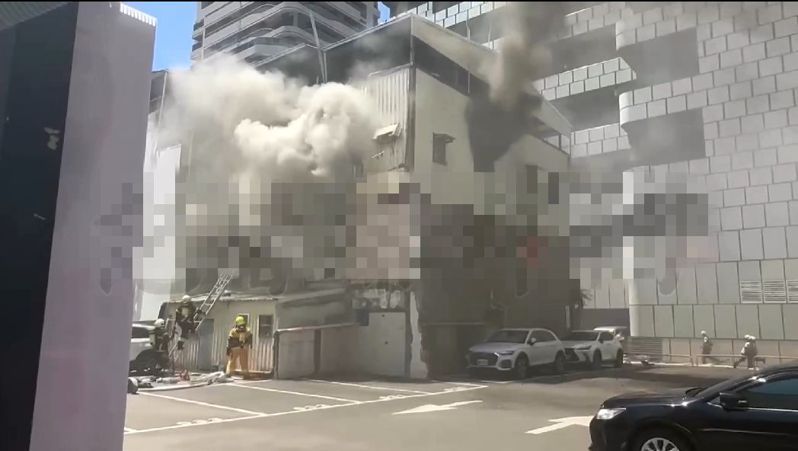 高雄市消防局昨天搶滅酒吧火警，2名隊員受傷送醫，今天又傳出受傷消防員增加1人。圖／擷自記者爆料網