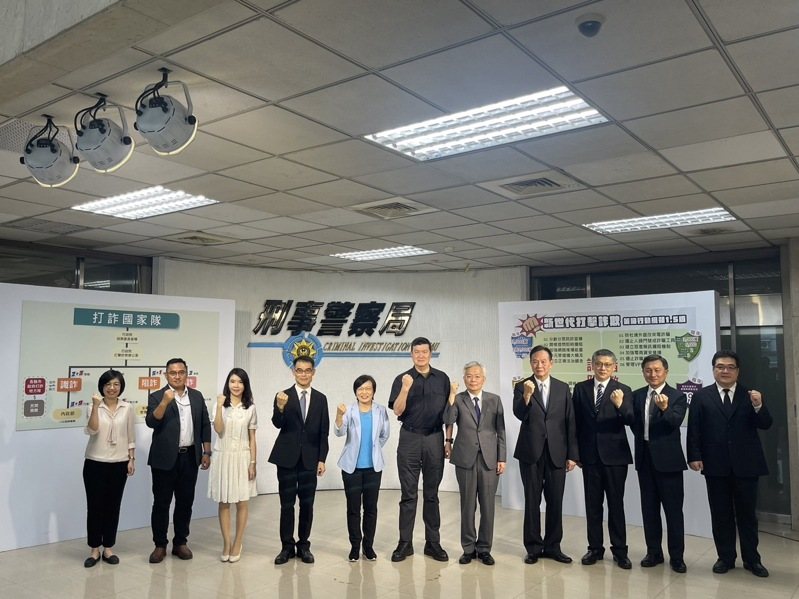 金融監督管理委員會專門委員張曉萍（由左至右）、數位發展部簡任技正柯天祥、法務部副司長簡美慧、通訊傳播委員會副處長梁伯州、內政部長劉世芳、內政部次長馬士元、警政署長張榮興、刑事局長周幼偉、刑事局副局長黃壬聰、刑事局主秘林宏昇、刑事局警政監蔡坤益等人今天出席刑事局「打詐儀表板」公布記者會。記者廖炳棋／翻攝