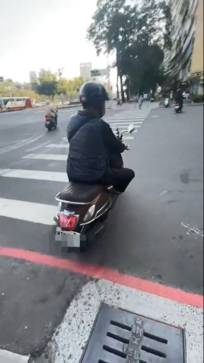 高雄市一名年輕女子日前在左營區果貿社區路口人行道停等紅燈，後方一名騎機車男子卻按喇叭示警，和女子當下起爭執。圖／取自Treads