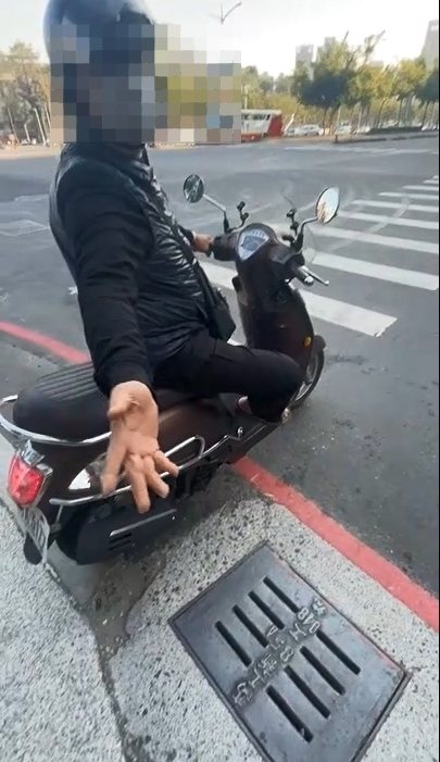 高雄市一名年輕女子日前在左營區果貿社區路口人行道停等紅燈，後方一名騎機車男子卻按喇叭示警，和女子當下起爭執。圖／取自Treads
