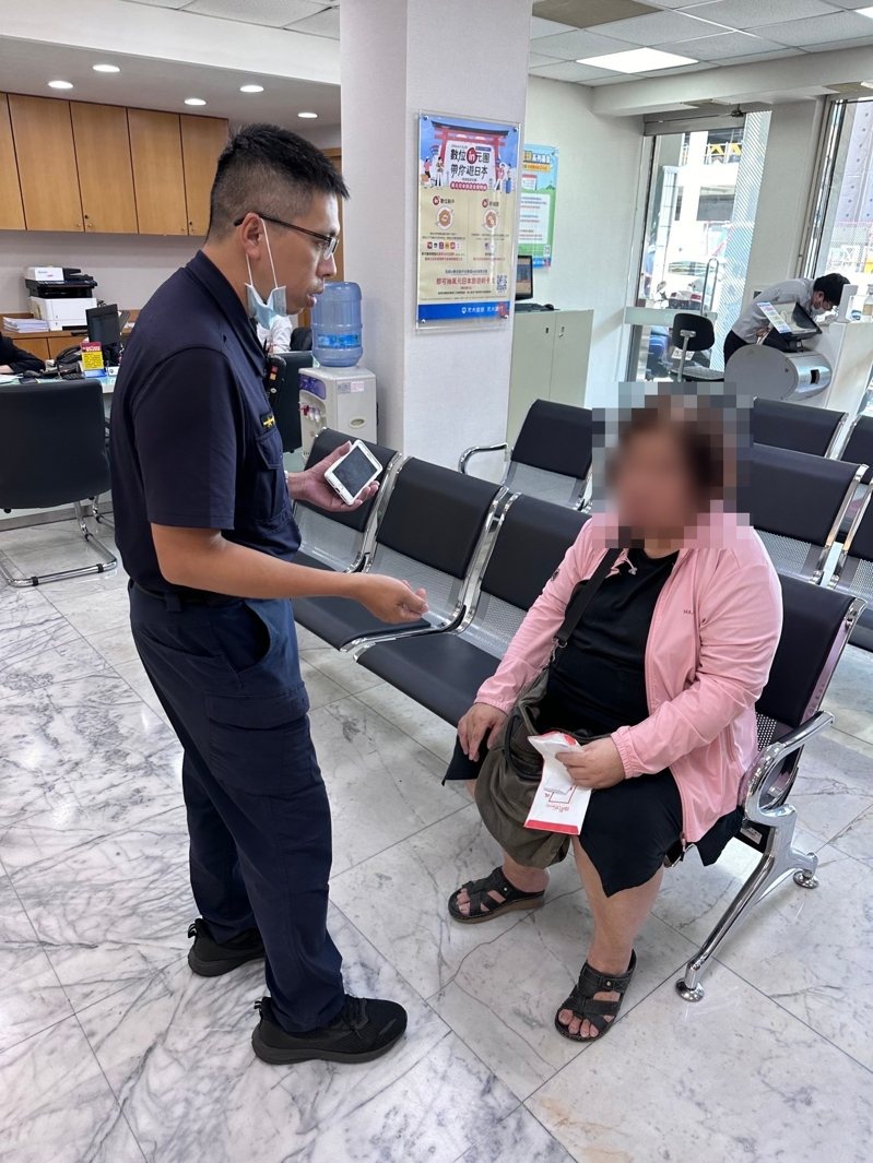 高市63歲柯姓婦前天下午急奔鳳山區某銀行匯款70萬，警方得知她落入假檢警圈套和行員勸阻，讓柯驚嘆「他們演得像真的」。記者石秀華／翻攝