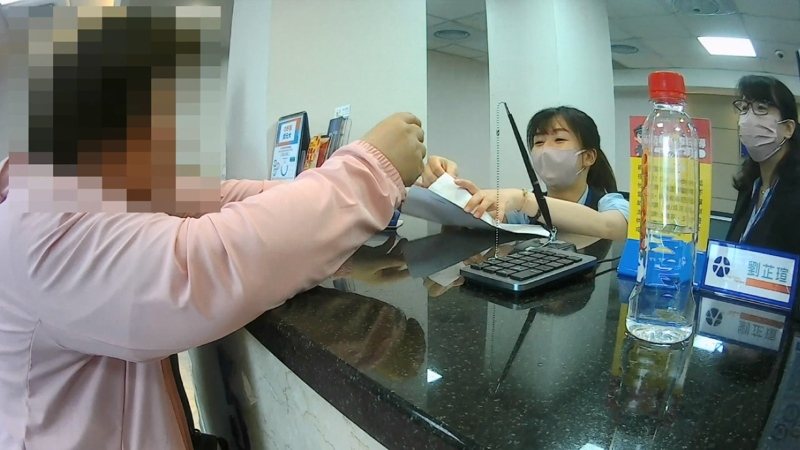 高市63歲柯姓婦前天下午急奔鳳山區某銀行匯款70萬，警方得知她落入假檢警圈套和行員勸阻，讓柯驚嘆「他們演得像真的」。記者石秀華／翻攝