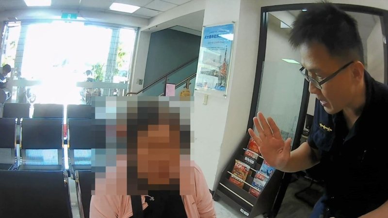 高市63歲柯姓婦前天下午急奔鳳山區某銀行匯款70萬，警方得知她落入假檢警圈套和行員勸阻，讓柯驚嘆「他們演得像真的」。記者石秀華／翻攝
