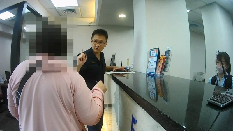高市63歲柯姓婦前天下午急奔鳳山區某銀行匯款70萬，警方得知她落入假檢警圈套和行員勸阻，讓柯驚嘆「他們演得像真的」。記者石秀華／翻攝