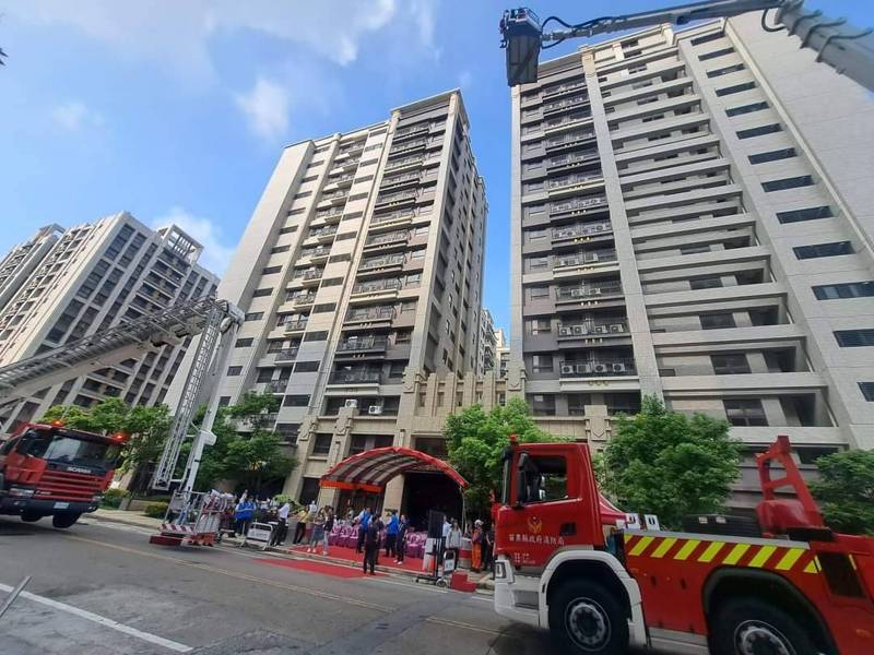 有鑑於高樓建築越來越多,苗栗縣政府消防局添購1輛新式50公尺雲梯車,今天上午在頭份市上興高樓社區辦理新車啟鑰典禮暨高樓救災演練。圖/消防局提供 有鑑於高樓建築越來越多,苗栗縣政府消防局添購1輛新式50公尺雲梯車,今天上午在頭份市上興高樓社區辦理新車啟鑰典禮暨高樓救災演練。圖/消防局提供