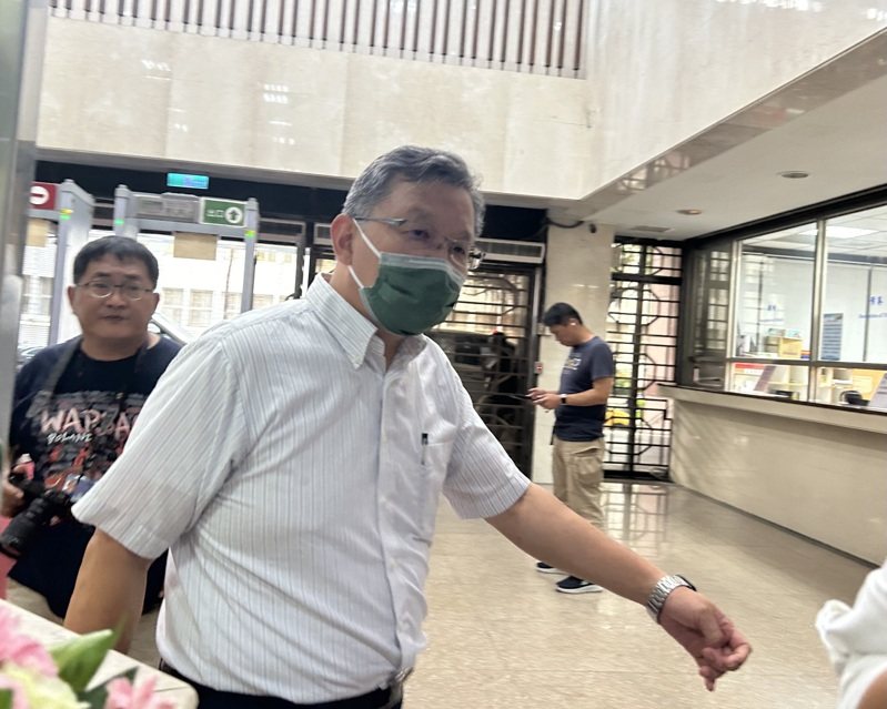 民眾黨主席、台北市前市長柯文哲因京華城等案，被控圖利，台北地檢署今天傳喚台北市都市計畫委員會委員白仁德（中）作證。記者房荷庭／攝影
