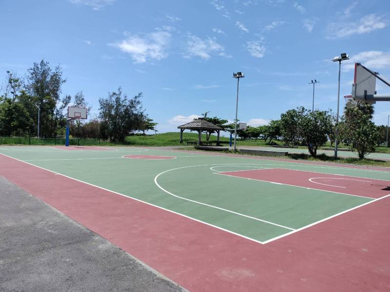 台東市海濱公園籃球場是大小朋友熱血的場域，但近期不斷傳出有毒蛇出沒，其中不乏劇毒的眼鏡蛇和鎖鏈蛇。記者尤聰光／攝影