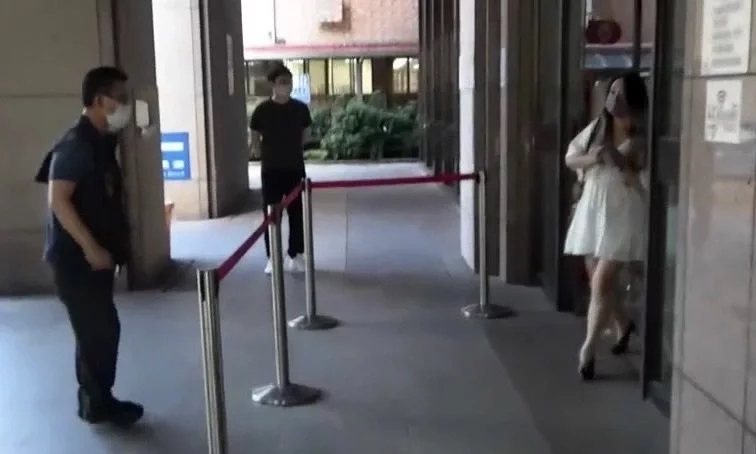 女蛇頭張惟甄先前走出外交部的模樣。圖/民眾提供 女蛇頭張惟甄先前走出外交部的模樣。圖/民眾提供