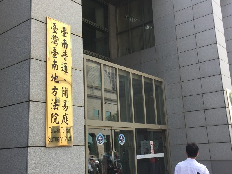 台南地院指出,鍾男長期無正當理由在他人營業場所內滯留,大聲說話,甚至在場所內睡覺,經店家退去要求後,仍滯留在該營業場所,影響他人營業至鉅,處拘役30日。圖/本報資料照 台南地院指出,鍾男長期無正當理由在他人營業場所內滯留,大聲說話,甚至在場所內睡覺,經店家退去要求後,仍滯留在該營業場所,影響他人營業至鉅,處拘役30日。圖/本報資料照