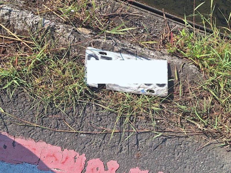 肇事車輛的車牌掉落路邊，警方根據車牌鎖定車主位置，已聯繫盡快到案，以釐清案情。圖／民眾提供