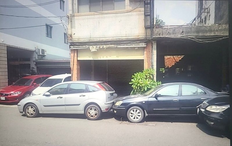 高市蔡姓男子今下午駕車沿楠梓區興楠路右轉至楠梓路時，車子暴衝撞路邊轎車（紅圈處），幸無人受傷。記者石秀華／翻攝